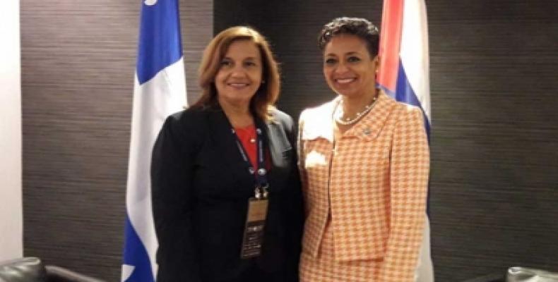 Cuban minister Elba Rosa Perez (left), and Canadian minister, Nadine Girault.