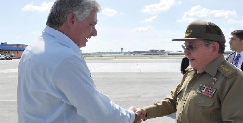 Raúl Castro (D) le da la bienvenida a la patria a Díaz-Canel (I). Foto tomada de la ACN