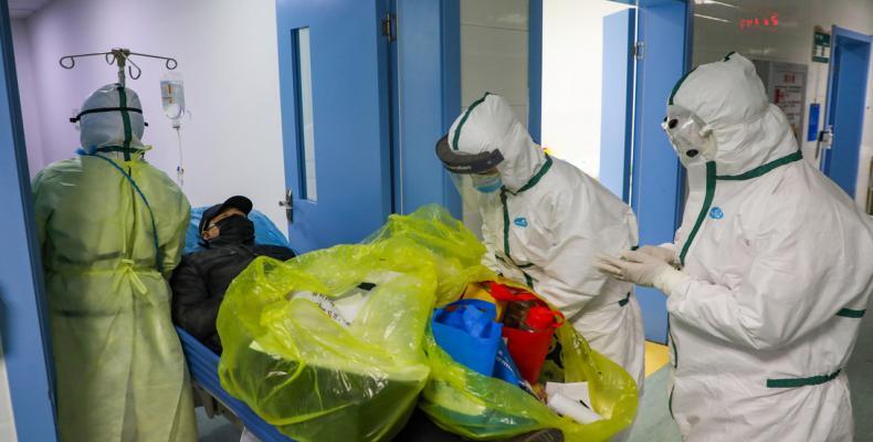 Personal médico traslada a un nuevo paciente con coronavirus en Hubei (China), el 6 de febrero de 2020.China Daily / Reuters