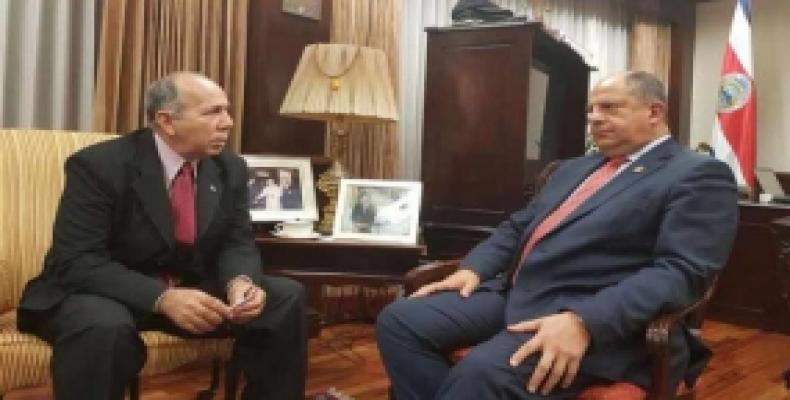 L'ambassadeur de Cuba au Costa Rica et le président Solis