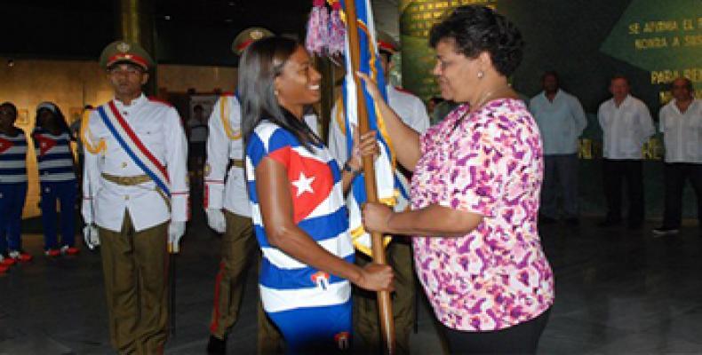 Omara Durand recibe la bandera de manos de Olga Lidia Tapia. Foto: Raúl Pupo