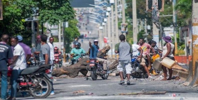 A man guards a barricade in Port-au-Prince.  (Photo: EFE)