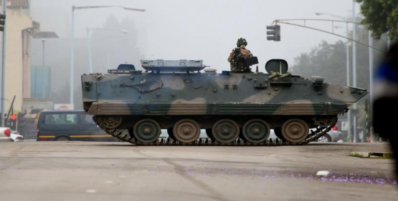Tanques siguen en calles de Harare