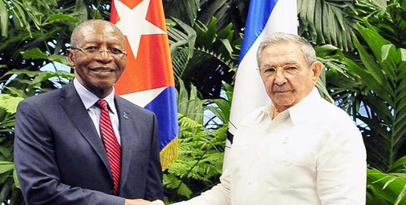 Primer ministro de Lesoto con Raúl Castro.  Foto:  Estudio Revolución