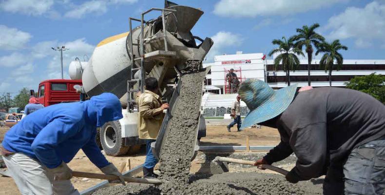 Constructores finalizando su trabajo en Plaza Serafín Sánchez