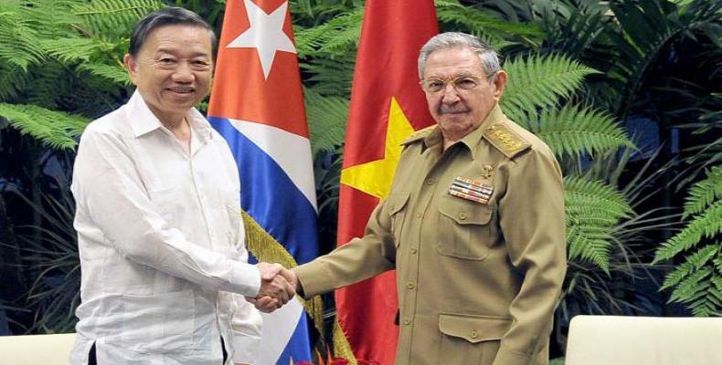 Raúl Castro y To Lam