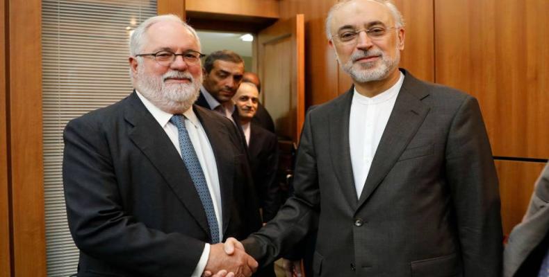 El vicepresidente iraní Ali Akbar Salehi saluda a Miguel Arias Cañete, comisario europeo de Energía. (Foto tomada de El País)