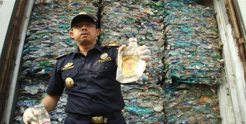 Indonesian custom officer shows plastic waste in container at Jakarta airport. (Photo: AFP)