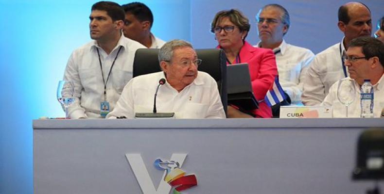 Raúl Castro en la V Cumbre de la Celac, a su izquierda el canciller cubano, Bruno Rodríguez. Foto: @PresidenciaRD/ Twitter.