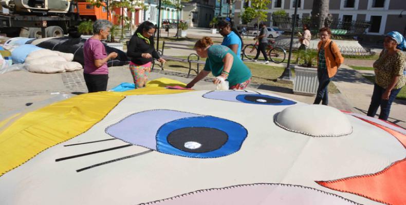 Integrantes del Proyecto Comunitario Carsueños ultiman detalles para la exhibición de la muñeca de trapo gigante. Foto/ACN