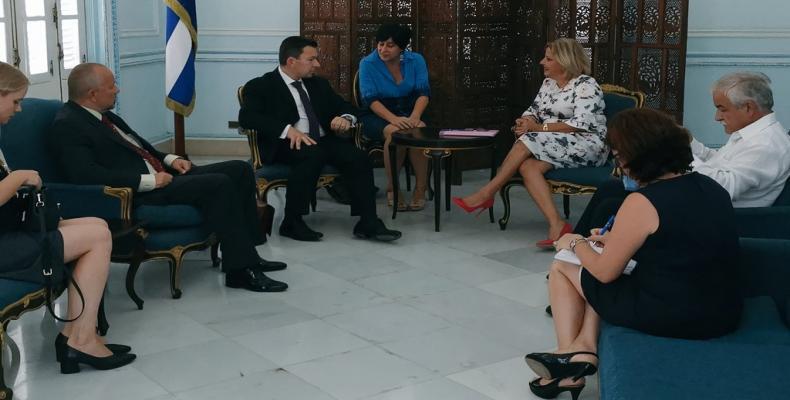 Viceministra cubana recibe a Secretario de Estado checo.Fotos:@AnaTeresitaGF.
