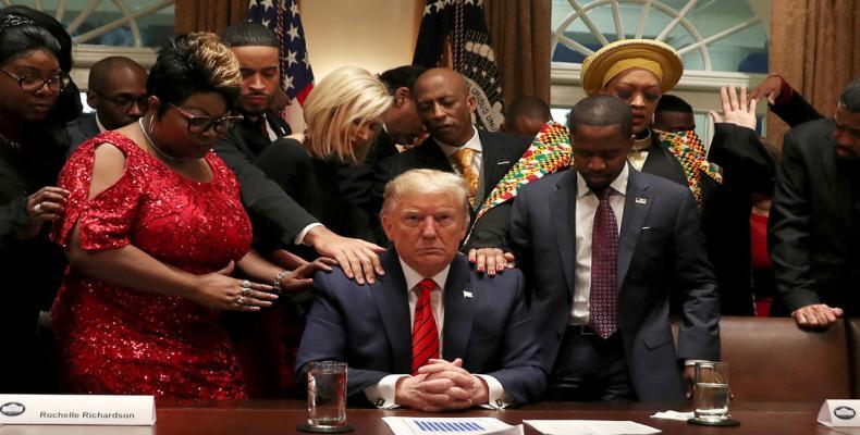 Trump y líderes comunitarios negros. Foto de Reuters del 27-2-20