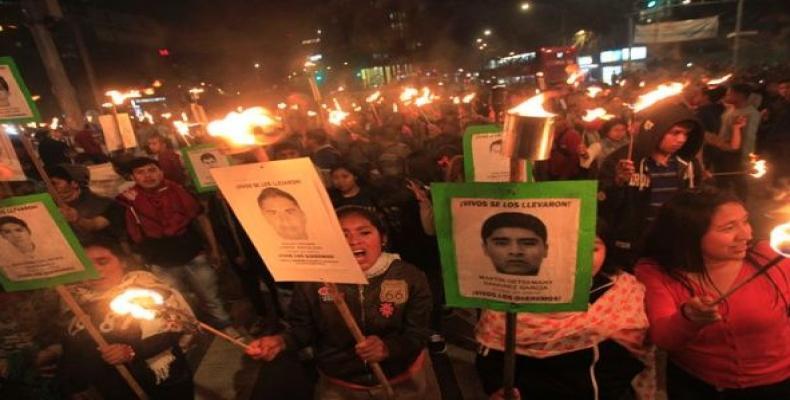 Meksikanoj postulas justicon por la studentoj de Ayotzinapa