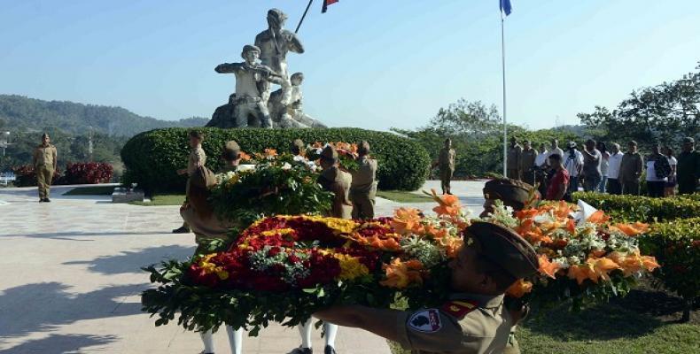 Estudiantes de la Escuela Militar Camilo Cienfuegos, del municipio de Contramaestre, depositaron las flores. Fotos: Archivo ACN 