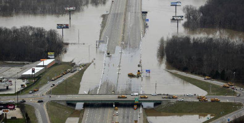 La causa de que se desbordara el río más largo de EE.UU. se debió a las fuertes tormentas, tornados y acumulados de lluvia en cuatro estados. Foto: AP