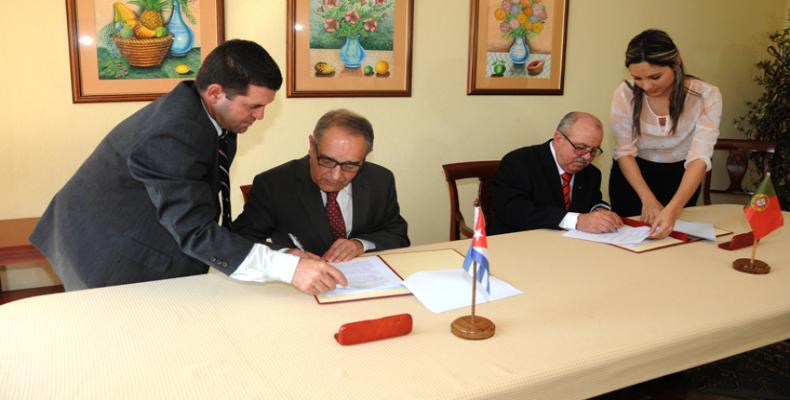 Adriano Cunha y Darío Delgado rubrican el acuerdo en La Habana. Foto: PL