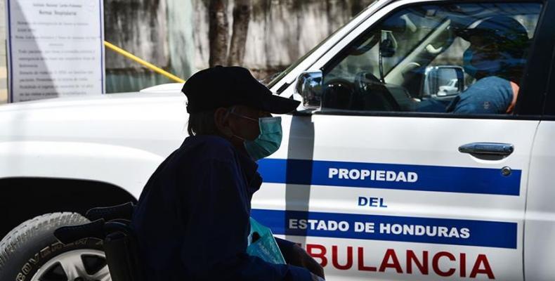 An old man wears a protective face mask outside the National Cardiopulmonary Hospital in Tegucigalpa.  (Photo:Orlando Sierra/AFP)