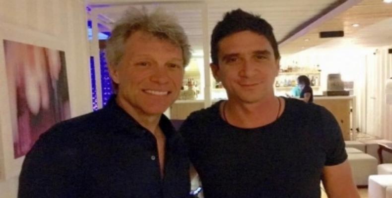 Jon Bon Jovi con el rockero cubano David Blanco