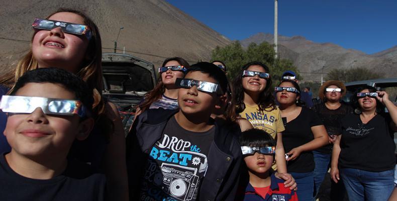 Chilenos observan el eclipse total de sol. (Foto tomada de internet. www.latercera.com