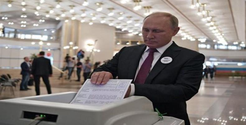 Putin ejerciendo su derecho al voto