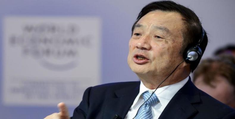 El fundador de Huawei, Ren Zhengfei, habla durante un foro económico en Davos, Suiza. (Foto: AFP)