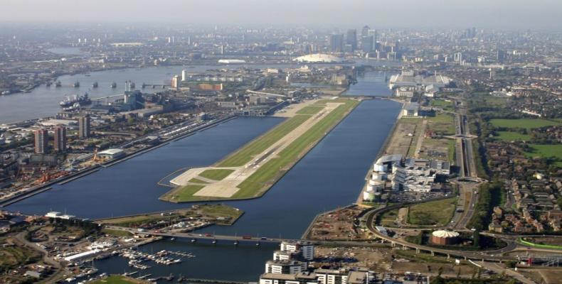 El aeropuerto Ciudad de Londres se encuentra a la vera del río Támesis. Foto/Cerodosbé