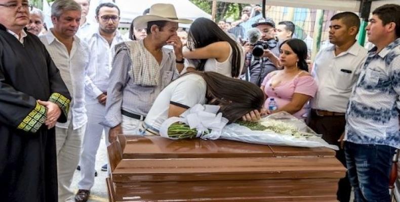 Relatives of Edison Lexcano, who disappeared 18 years ago, receive his mortal remains.  (Photo: EFE)