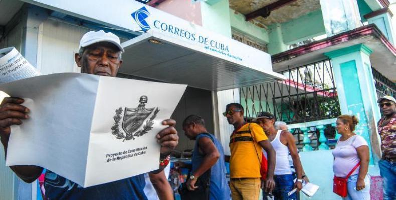 Cubans get their copy of draft constitution at news-stands across the island.  Photo: Granma