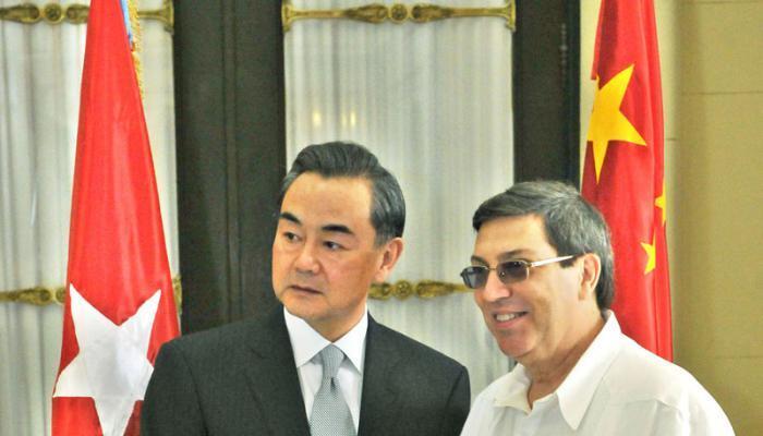 Bruno Rodríguez reçoit son homologue chinois Wang Yi au siège du MINREX