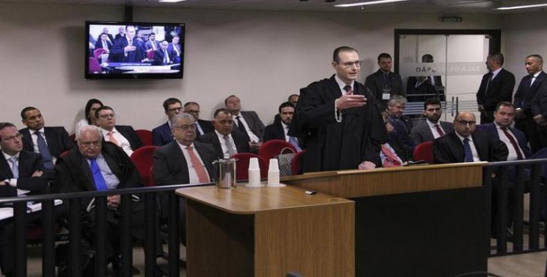 Abogado del expresidente Lula, Cristiano Zanin Martins (c), en el tribunal brasileño de segunda instancia, en Porto Alegre (Brasil). Foto/Azteca América