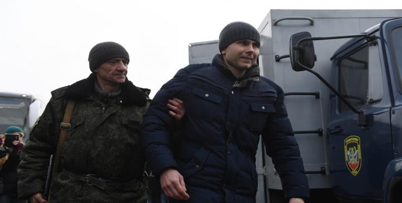 Representante de Donetsk con un militar ucraniano tomado como rehén, Górlovka, Ucrania, el 29 de diciembre de 2019.Valeri Mélnikov / Sputnik