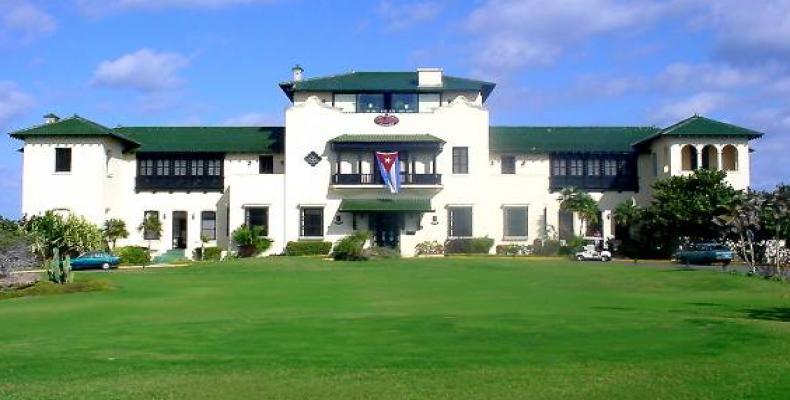 La actual Casa Club del Campo de Golf, se levanta sobre las Peñas de San Bernardino, el punto natural más alto de Varadero. Foto tomada de Internet
