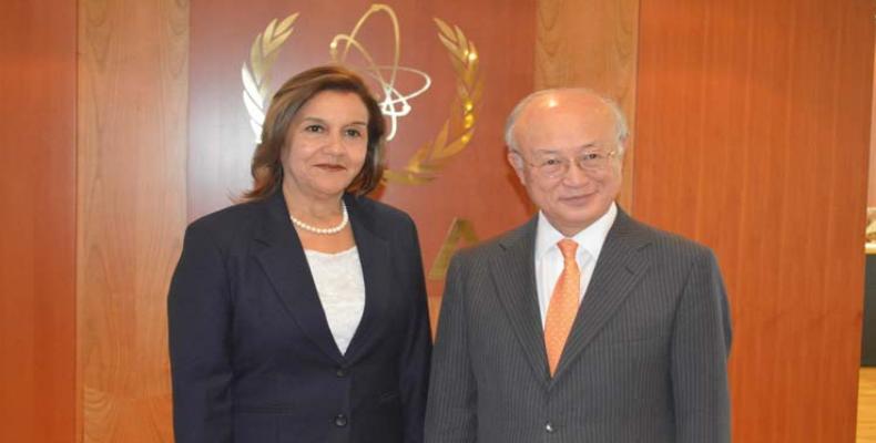 La titular cubana Elba Rosa Pérez junto a Yukiya Amano, en Viena. Foto tomada de Radio Cadena Agramonte.