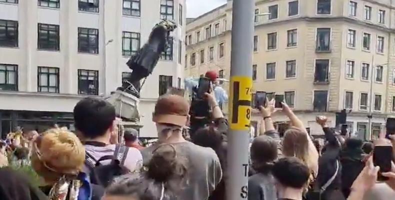 Protesters tearing down a statue of Edward Colston during a protest against racism in Bristol.  (Photo: Mohiudin Malik/Reuters)
