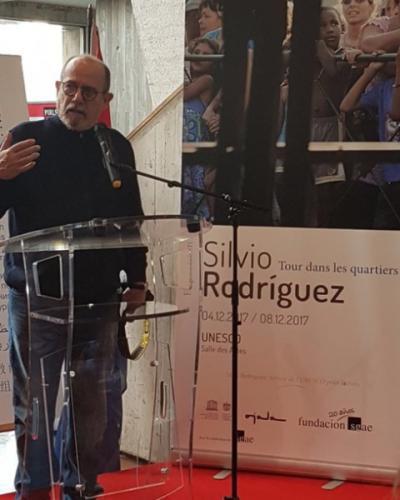 Silvio Rodriguez speaks at the opening of photo exhibit. (Photo Twitter account Venezuela´s Mission to UNESCO)