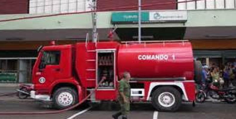 Carro de bomberos frente a tienda Yumurí, en La Habana