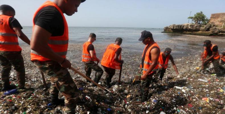 Brigadas estatales retiran toneladas de desechos en playas dominicanas.