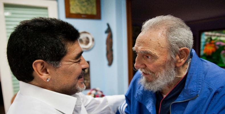 Maradona (I) junto a Fidel (D) en La Habana. Foto: Archivo