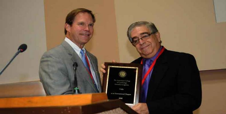 Le Dr Michael Valentine, à gauche, remet le certififcat au président de la Société cubaine de Cardiologie 