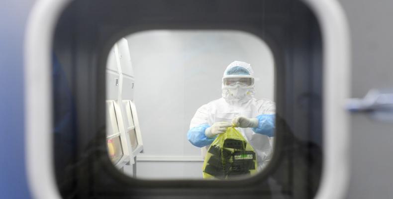 Un trabajador en un traje de protección dentro de un laboratorio en Wuhan, provincia de Hubei, China, el 6 de febrero de 2020.China Daily / Reuters