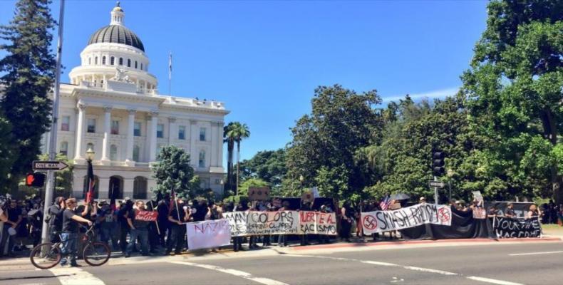 طعن 6 أشخاص قبل مسيرة مخططة للنازيين الجدد في كاليفورنيا