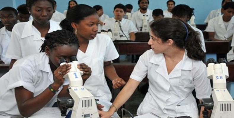 Estudiantes congoleños y cubanos en sus clases de medicina