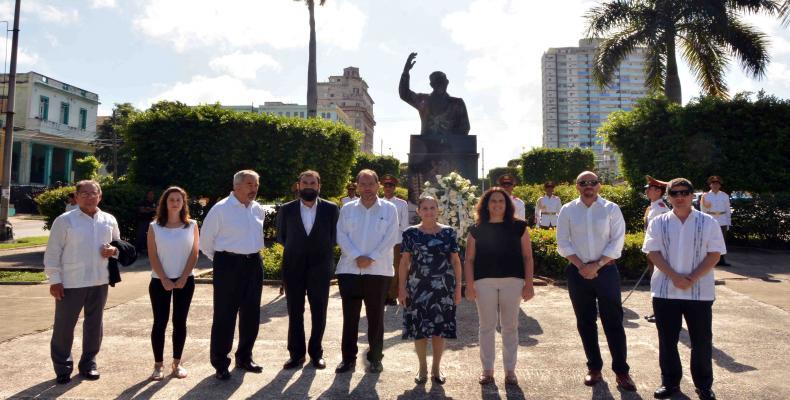 Los legisladores rindieron tributo al presidente Salvador Allende, en el monumento erigido en la céntrica avenida de los Presidentes. Fotos: Tony Hernádez Mena