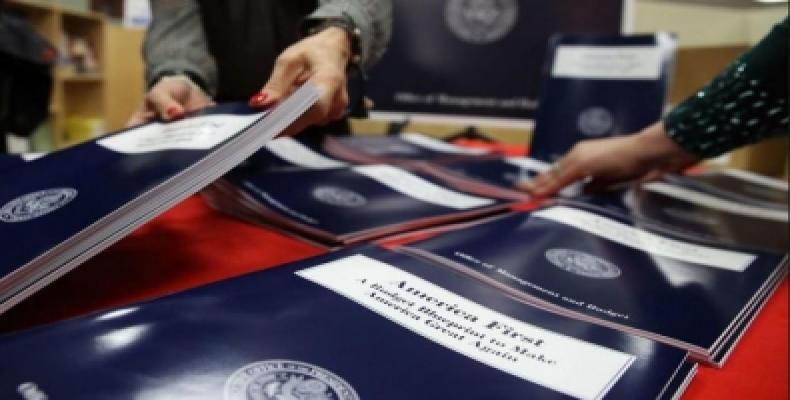 Ejemplares del presupuesto de Trump. Foto tomada de Cubasí