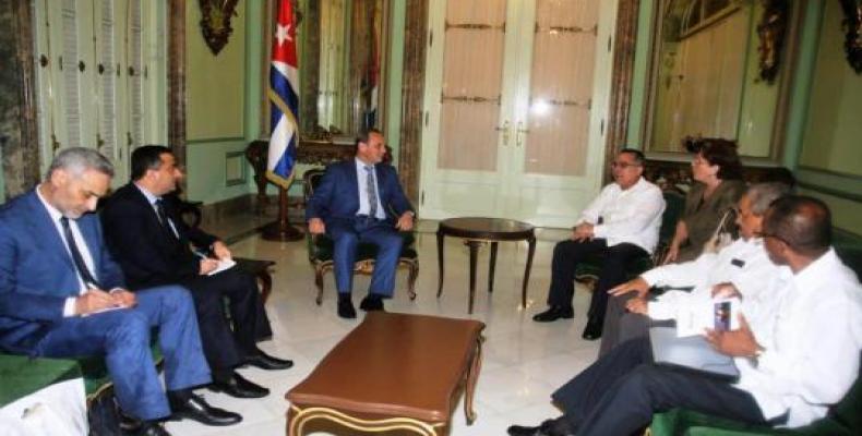 Nizar Wehbe Yazigi (I) fue recibido en La Habana por Marcelino Medina (D). Foto tomada de Cubaminrex