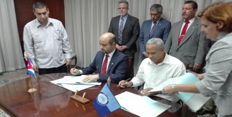 Antonio Curricarte (I) y Abdulhamid Alkhalifa (D), representantes de Cuba y la OPEP, respectivamente.(Foto:Lorenzo Oquendo)