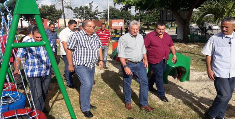 Díaz-Canel visitó el Joven Club Móvil y coche tecnológico, situado en un parque de la periferia de la ciudad.