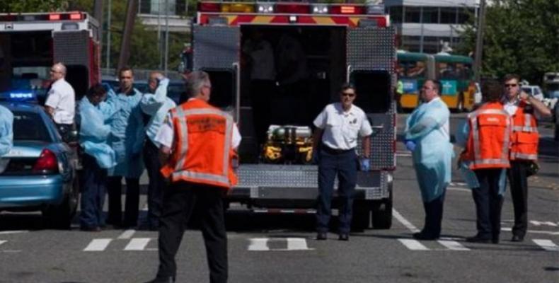 imagen de los paramédicos trasladando al adolescente hacia el hospital
