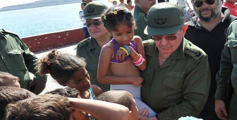 Raúl Castro en su recorrido por calles de Baracoa. Foto:  Estudios Revolución