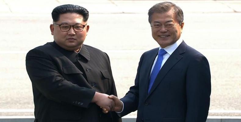 Kim Jong-un (I) y Moon Jae-in (D) abren una nueva era en las relaciones comunes. Foto: Internet